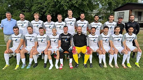 vl Hinten: Nils Weigand (1. Vorsitzender), Jannik Elcik, Nick Nolte, Maik Haas, Luca Ayrton Miedl, Leonard Finke, Daniel Kraus, Abdulrahman Jaber, Ivan Durdek, Peter Hohmann (Betreuer), Tobias Fehr (Trainer)
vl Vorne: Maurice Mager, Robert Walinger, André Schnell, Montel Johnson, Valentin Costachi, Marc Kevin Schlegel, Joel Althans, Furkan Eker, Umut Eker, Ahmad Alteluj
Es fehlen: Jannik Bickel, Christian Dobler-Eggers, Markus Kurka, Patrick Möller, Sebastian Nödel, Leon Rudolph, Nils Schöneberg, Henning Wagner