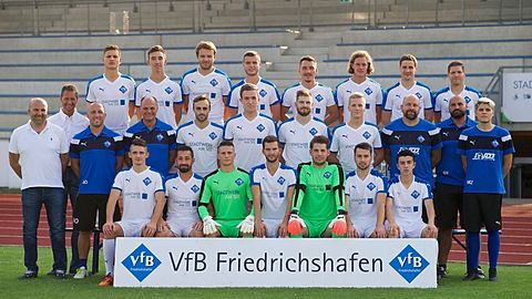 hinten von links: Amin Gebhard, Eugen Strom, Dominik Delimar, Marian Pfluger, Marko Föger, Michael Staudacher, Ralf Heimgartner, Nico Di Leo
Mitte von links: 1. Vorstand - Dalibor Buspanovic, 2. Vorstand - Klaus Segelbacher, Trainer – Daniel Di Leo, Co-Trainer – Giovanni Rizzo, Joshua Merz, Nicolai Weissenbacher, Michael Metzler, Sascha Hohmann, TW-Trainer – Markus Zerr, Sportlicher Leiter – Alexander Heumann, TW-Trainer Niels Zerr
Sitzend von links: Damir Mirkovic, Denis Nikic, Heiko Holzbauer, Pascal Booch, Philipp Meier, David Schmitz, Sebir Elezi
Es fehlen: Harun Toprak, Misel Saric, Ugur Tuncay