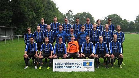 hintere Reihe v. links: Marius Anker, André Zimmermann, Timo Mattiszik, Burim Veselaj, Matthias Wichmann, Philip Kentsch, Mitor Gashi. mittlere Reihe v. links: Nils Hillbrand, Marcel Foerster, Sebastian Freundt, Betreuer Karl-Heinz Kufeld, Trainer René Hahne, Co-Trainer Marcel Höcker, Jan Buschmann, Henning Gertz, Jendrik Wagner. vordere Reihe v. links: Dennis Tauche, Tim Friedrich, Felix Pühse, Dennis Wippermann, Juri Richter, Tim Tomoschat, Christopher Dobson.