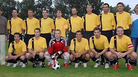 Stehend v. l.: 1. Vorstand Zint Anton, Spielertrainer Friesenegger Uli, Riedhammer Stefan, Mayr Thomas, Pledereder Michael, Geiß Walter, Kosmowski Denny, Hasreiter Josef, Wimmer Thorsten, Abteilungsleiter Flexeder Paul

kniend v. l.: Friesenegger Harald, Bäuerle Marco, Bader Hans, Cetin Ersin, Nebauer Stephan, Glashauser Andreas