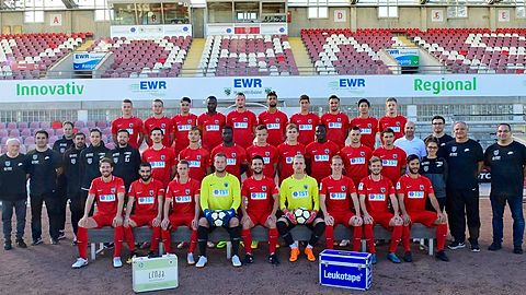 Obere Reihe v.l.n.r.: 
Leon Volz, Cedric Heller, Ünal Altintas, Cedric Mimbala, Dimitrios Ferfelis, Dominique Jourdan, Niklas Kern, Dino Bajric, Koki Matsumoto, Linus Radau.

Mittlere Reihe v.l.n.r.: 
Spielbeobachter Werner Adler, Teammanager Ibrahim Kurt, Torwarttrainer Christian Adam, Co-Trainer Mario Cuc, Co-Trainer Maximilian Mehring, Trainer Steven Jones, Lukas Rodwald, Pasquale Marsal, Perric Afari, Tevin Ihrig, Pascal Schmidt, Ahmed Diack, Niko Dobros, Giuseppe Burgio, Mannschaftsarzt Dr. Carl Priester-Lasch, Physiotherapeutin Laura Rostami, Physiotherapeut Robin Ruffini, Betreuer Jörg Schmidt, Betreuer Olaf Peters.

Untere Reihe v.l.n.r.: 
Andreas Glockner, Aret Demir, Malte Moos, Chris Keilmann, Eugen Gopko, Niklas Reichel, Jan-Lucas Dorow, Luca Graciotti, Sascha Korb.