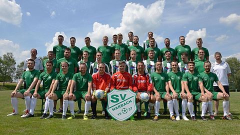 hintere Reihe v.L.n.R 
Manuel Schellenberger, Patrick Möstl, Eduard Worster 

obere Reihe v.L.n.R
Marcel Keil, Michel Simasek, Björn Seidler, Tim Simasek. Sven Herzberger, Philipp Launspach, Bastian Paul, Florian Bukow (Co-Trainer), Niklas Pfeil, Tim Allmang 

mittlere Reihe v.L.n.R 
Timo Reitz (Sportlicher Leiter), Sascha Inderthal (Trainer), Fabrizio Burk (Spielausschuss), Maximilian Schepp, Jannick Launspach, Carsten Junge, Jannis Magel, Sascha Schäfer, Julien Hoffmann, Rene Junge, Christian Jung (Spielausschuss), Karl-Heinrich Schepp (Teammanager)

untere Reihe v.L.n.R 
Patrick Jünger, Lukas Schreyer, Maximilian Hessler, Dennis Schmidt, Kevin Simon, Manuel Reitz, Stefan Rathenow, Jan Döbler, Viktor Machleid, Philipp Kalbfleisch, Sven Pfeiffer 

Es fehlen als Spieler:
Alexander Hisgen, Alexandros Moundreas, Andreas Schrot, Sebastian Winkler, Fabian Döpfer, Florian Ritter, Julian Döring, Maximilian Köhler, Nico Kindermann, Patrick Bothar, Philipp Siegert, Rene Nicklas, Yannik Hansen, Nico Schäfer, Achim Döbler, Markus Lausmann, Mario Graulich, Yves Löffert

Es fehlen als Betreuer: 
Jan-Philipp Buchtaleck (Spielausschuss), Michael Lischke (Spielausschuss), Sascha Diehl (Spielausschuss),Hartmut Siegert (Spielausschuss), Ottmar Schäfer (Spielausschuss), Siegmar Schäfer (Teammanager), Sebastian Katzenbach (Physiotherapeut), Norbert Heuser (TW-Trainer)