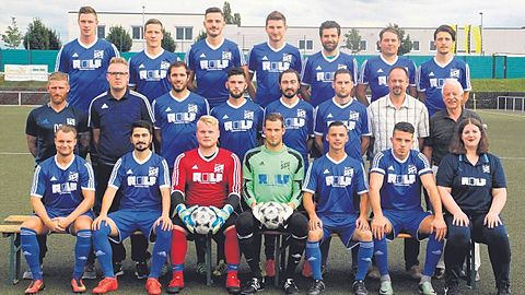 Torsten Stricker (oben, v. l.), Torsten Ballnus, Leart Gashi, Sascha Weber, Adem Demir, Tim Schulz, Fatih Macit, Trainer Dietmar Rombach (Mitte, v. l.), Torwarttrainer Jannic Hoffmeister, Co-Trainer Christoph Binot, Alexander Binot, Hüseyin Eryigit, Christos Xanthopoulos, Vorsitzender Ralf Weber, Stellvertretender Vorsitzender Aloys Krey, Markus Hühnerberg (unten, v. l.), Hasan Eryigit, Carsten Hambitzer, Jochen Sehl, Edon Klinaku, Niklas Krethen, Physiotherapeutin Mary Schmidt. Foto: Bröhl