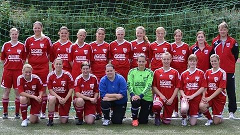 Hintere Reihe von links: Nicole Heinze, Sonja Klaas, Isi Klaes, Davina Schmidt, Melanie Funken, Marén Petersdorf, Paula Jülich, Lena Bange, Daniela Reschke, Caren Welter, Ralf Dick.
Vordere Reihe von links: Franzi Ruch, Rebecca Ottink, Suse Krögler, Janin Günter, Anki Fritz, Lucky, Selnia Lauf, Anja Funken.