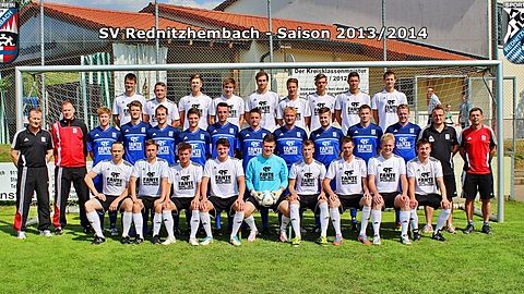 h.v.l.: Christian Heitmann, Michael Sperl, Philipp Raum, Christian Jelitsch, Dominik Meyer, Benjamin Güttler, Tim Buresch, Patrick Aschenbrenner, Alexander Kraus
m.v.l.: Spielleiter Stephan Fröbel, Trainer 2. Mannschaft Martin Hanzlik, Michael Stranka, Sebastian Zapf, Matthias Ehrlich, Christian Rauth, Dominic Schäfer, Dominik Grauthoff, Michael Bauer, Tobias Fröbel, Oliver Schäf, Philip Lang, Trainer Michael Böhme, Betreuer 2. Mannschaft Peter Müller
v.v.l.: Markus Kimmelzwinger, Steffen Dahm, Florian Laube, Nicolai Stockhausen, Max Wiedemann, Christian Bachhuber, Daniel Genhofer, Manuel Leisinger, Bastian Engelhardt
Es fehlen: Betreuer 1. Mannschaft Joachim Haubelt, Andreas Saller, Patrick Christofori, Georg Battes, Michael Schötz, Jonas Lang, Norbert Kulicskó