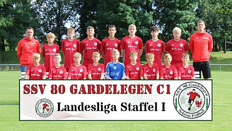 HINTEN VON LINKS: Betreuer Grünthal, Louis Arnold, Linus Achilles, Timo Lamm, Tom Kramer, Maddox Noel Zoschke, Moritz Jeske, Tim Ganzer, Trainer Florian Scheinert, Jasper Hötling, Clark Elstner, Louis Schulz, Johann Schlusselburg, Luis Grünthal, Chris Niklas Schernikau, Ludo Friedrichs, Theo Ahlfeld, Vincent Dahl