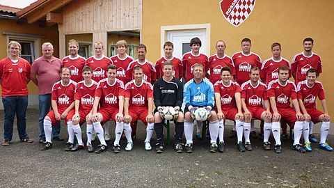 h.v.l.: Schmalhofer Lukas (Betreuer), Doblinger Johann (2. Vorstand), Kiermaier Johannes, Schmidkonz Daniel, Winter Sebastian, Stockner Wolfgang, Moosbauer Dominik, Bauer Danniel, Eglseder Josef, Muehlbauer Stefan, Ahrens Sven (Abteilungsleiter), Bock Florian (Trainer)
v.v.l.: Sauer Andreas (1. Vorstand), Schmid Maxi, Wieser Kevin, Sauer Juergen, Schoenhofer Alexander, Warkus Thomas, Schlag Kevin, Schaitl Christian, Tschernuth Korbinian, Muensterer Maxi