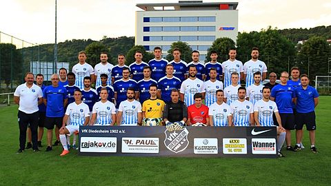 Vorne von links: Blasi, Mössner, K. Gramlich, Müller, Boos, Haase, Löhr, Barisic und Sedlar-Gregor

Mitte von links: Kitzler (Co-Trainer 2. Mannschaft), Ehret (Spielausschuss), T. Angstmann (Torwarttrainer), D. Scholl (Trainer 2. Mannschaft), Tesfayonas, Mollo, Gebreyosus, Brenner, J. Scholl, Keppler, Merkl, T. Gutte, Selbitschka, Sahin, Dr. Abou-Ayash (Mannschaftsarzt, Spielausschuss), Bangert (Spielausschuss), Ludäscher (Trainer 1. Mannschaft) und A. Huber (Abteilungsleiter Fussball)

Hinten von links: Link, L. Götz, R. Hüttler, Rust, Bothe, L. Angstmann, J. Götz, Durso, Selb und D. Gramlich