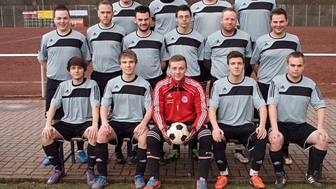 Obere Reihe (v.l.n.r.): Dominik Mader, Julian Volmer, Kai-Willi Willert, Julius Wulf

Mittlere Reihe (v.l.n.r.): Jan-Paul Herrmann, Nils Metzler, Alexander Kubitza, Kevin Mader, Christian Dietrich, Thilo Volmer

Untere Reihe (v.l.n.r.): Andre Sagawe, Marius Neumann, Angelo Kuschel, Nino Mandarello, Niklas Sapountzoglou

Es fehlen: Jan Schuster, Marc Grube, Michel Ertl, Christian Richter, Daniel Sablotny