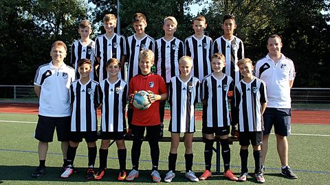 oben von Links nach Rechts: Luca Albrecht, Ole Wächtersbach, Nils Schmanke, Niklas Gebhardt, Lars Mattern, Jonas Bellaaziri

unten von Links nach Rechts: Sigfried Dorn, Emre Sahin, Leonas Bock, Lucas Schehr, Colin von Waldenfels, Nico Dorn, Fynn Landau

Es fehlt: Rienhardt Hendrik