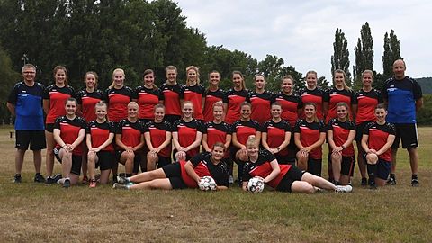 von hinten links: Dirk Wagener, Davian Lippe, Laura Bitterfeld, Elisa Schellhase, Susanna Molle, Lena Fischer, Greta Schwalenstöcker, Anna Bringmann, Larissa Brindöpke, Doreen Kobylka, Saskia Wathling, Marie Wiesemann, Franziska Wathling, Daniela Wende, Stefan Bischof 
von vorne links: Laura Passow, Benita Segeler, Josefine Strippel, Sophie Winter, Dania Haupt, Mara Kleinert, Kira Haupt, Neue Suering, Sarah Martin, Amy Falsch, Franziska Karges
Auf dem Boden: Leonie Neuhaus, Kathrin Höhle