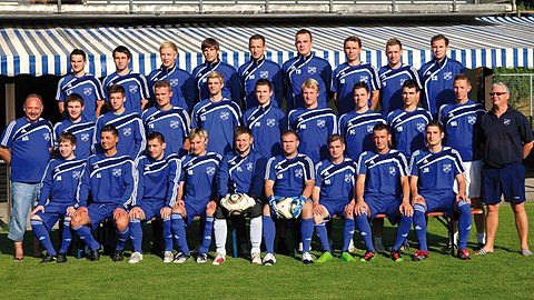 Hinten v.l.: Essig, Emeneth, Wiedemann, Göhlert M., Genc M., Büchele,  Bauer, Mayer P., Eckert.
Mitte v.l.: Genc A. (Spielleiter), Hänschke, Gebhard, Rudenko, Göhlert R., Mayer J., Grahm, Czemmel, Müller, Bauer (Trainer), Kornherr (Vorst.).
Vorne v.l.: Sauer, Külbag, Öztürk Serkan, Boger, Lernbass, Machado, Nizic, Öztürk Sertac, Kögel.       Foto: Schmerbeck