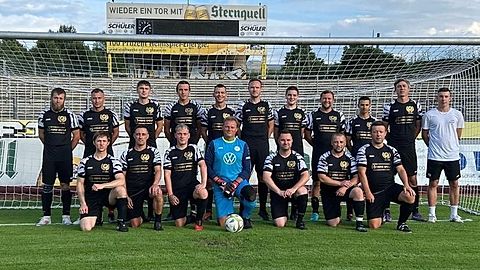 Obere Reihe v.L.: Lottes, Mitea, Bauer, Petzold, Georgi, Köhler, Kallert, Reznichenko, Dhimni, Zastavenko, Gemeinhardt

Untere Reihe v.L.: Hadrava, Schädlich, Tiesat, Goller, Müller (Spielertrainer), Nohin, Häfner