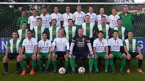 Hinten v.l.: Engl Gock, Ertl Volker, Ernst Markus, Reisinger Sebastian, Ritt Florian, Pellkofer Michael, Ostermeier Pirmin, Kaun Andi, Schwarzmüller Martin, Stroinski Dieter
Mitte v.l.: Illig Daniel, Steiger Andreas, Eibauer Uli, Heigl Daniel, Bräu Stephan, Büchl Ferdinand, Englmeier Philipp
Vorne v.l.: Schrödl Tobias, Ernst Matthias, Artmeier Daniel, Aumer Markus, Gabauer Markus, Schneider Korbinian, Hölzl Johannes, Bayer Michael