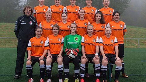 hinten v. links: Verena Hörger, Lea-Marie Ocker, Leonie Schäfer, Julia Wiedenmann, Lene Heilig

mitte v. links: Wulf Saur, Jana Linke, Jaqueline Reimer, Elisabeth Sembach, Vanessa Lindner, Nadine Neumann

vorne v. links: Tamara Landgraf, Jana Benbißer, Laura Rettenmaier, Laura Flachmüller, Ann-Kathrin Haecker