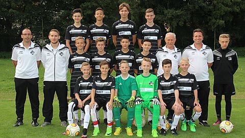 hinten v.r. Marvin Roos, Manuel Stamler, Nabil Atman, Ali Stojkaj
mitte v.r. Tobi Manhertz, Rainer Frank, Georg Manhertz, Felix Kapler, Armend Krasniq, Felix Rothenhöfer, Finn Magin, Arne Kielmann, Thomas Roos
vorne v.r. Paul Gutfleisch, Lysander Ziegler, Marlon Hennrich, Maximilian Lauter, Hannes Holder, Bastian Manhertz