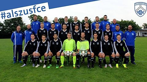 Hinten v.l.n.r.: Mike Lengemann, Steffen Koch, Robin Zadach, Nico Reinhardt, Felix Georgi, Leon Pingel, Heiko Krug, Jannik Löber, Matze Träbing.
Mitte v.l.n.r.: Heiko Petersen, Christian Schädiger, Nico Jabornig, Niklas Thierbach, Burim Miftari, Dominik Naumann, Axel Rex, Felix Mertsch, Jacob Bachmann, Dirk Langhans, Philipp Klitsch
Vorne v.l.n.r.: Andre Strippel, Chris Linke, Aykut Tercan, Tobi Wolfram, Nico Theiß, Jonas Kühn, Philipp Göttig, Luca Jacobi.

Bild.: M. Klitsch