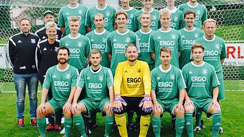 Hintere Reihe von links: Christopher Zehn, Marcel Schweer, Jannis Kap-pelmann, Jannis Kolbe, Gereon Linnemann, Vincent Schlüter, Malte Hinrichs

Mittlere Reihe von links: Trainer Jens Tiemann-Gorny*, Betreuerin Petra Sundermann*, Jonas Pottebaum, Jonas Degenhardt, Henrik Meyer zu Allen-dorf, Florian Meyer zu Allendorf, Lukas Sundermann, Matthias Westermey-er, Markus Heckel

Vordere Reihe von links: Florian Symanzik, Pascal Sauf, Johannes Waack, Luis Birkemeyer, Marcel Schlentzek

Es fehlen: Emanuel Müller, Tobias Rolf, Michael Brüggemann, Sven Over-schmidt, Tarek Kösters, Marco Nördet



*Anmerkung: Das Foto entstand zu Saisonbeginn mit den damaligen Verantwortlichen Jens Tiemann-Gorny und Petra Sundermann