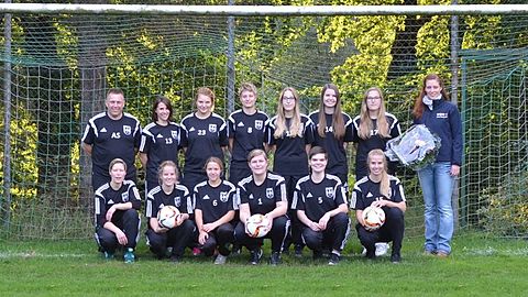 Hintere Reihe von links nach rechts: Trainer Andreas Sahlke, Jessica Lührs, Jessica Hoose, Sarah Scholz, Sarah Sahlke, Lara Teuchert, Fabienne Sahlke und Sponsor Janina Boschanski (VGH).
Vordere Reihe von links nach rechts: Sandra Schütte, Lara Sahlke, Tanja Lührs, Annika Thiele, Katharina Dieckmann und Rieke Godenrath.
Es fehlt: Julia Rieper, Johanna Oellrich, Claudia Sahlke, Annika von Thaden und Merle-Marie Schulz.