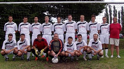 stehend v. l.: Michael Püchner, Christoph Jakob, Philipp Rieger, Marc Groß, Marco Stoltenberg, Daniel Sommer, Mario Heckeroth, Jacek Kruszynski, Markus Schmidt, Trainer Volker Scheldt.
sitzend v.l.: Martin Naumann, Eugen Schweitzer, René Hausmann, Michael Breidenstein, Rifat Burnaz, Enrico Eckel, Mathias Siegl. (Aufnahme: 11.08.2013)