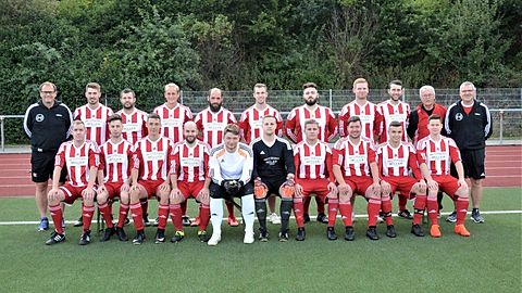 Hinten rechts. Trainer Richard Kaufmann, Sebastian Theisen, Rene Diewald, Domenik Diewald, Daniel Grabowski, Florian Jäger, Lukas Reuter, Jannik Land, Markus Schäfer, Betreuer Helmut Conrad, Trainer Joachim Land, vorne links Fabian Diewald, Andre Thomas, Robin Thullen, Philipp Gundert, Leon Zimmer, Luca Marinus, Mariano Haas, Nils Reuter, Robin Schleidweiler. Es fehlen:
Alexander Roos, Daniel Trossen, Julian Thullen, Maximilian Lenerz, Philipp Zeimetz, Thomas Zenz und Torwarttrainer Florian Schlimpen