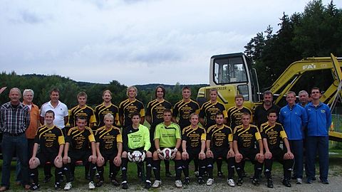hintere Reihe von links: 1.Vorstand Schambeck Johann, 2.Vorstand Dorfner Stefan sen., Trainer Augustin Uwe, Aumer Matthias, Scheitinger Dieter, Santl Martin, Fuchs Alexander, Zirngibl Christian, Dindaß Armin, Hirtreiter Stefan, Sponsor Koller Günther,Abteilungsleiter Dorfner Stefan jun., Breu Manfred, Breu Stefan,
vordere Reihe von links: Staudinger Andreas, Montag Rene, Wimmer Hubert, Leibl Benjamin, Groth David, Baumgartner Stefan, Hecht Johannes, Reschke Michael, Schambeck Christoph,