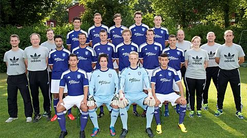 Hintere Reihe (von links): Sören Reimers (Physiotherapeut), Amaral de Almeida, Balzis, Nieweler, Wolf, Bentka, Jürgen Mehl (Torwarttrainer), Marko Tredup (Kotrainer). – Mittlere Reihe (von links): Claas Bente (Physiotherapeut), Axel Kreutzer (Fitnesstrainer), Taskesen, Möllers, Flottmann, Bewekenhorn, Steinkamp, Stehr, Nicole Sprengelmeyer (Teammanagerin), Joseph Enochs (Trainer). – Vordere Reihe (von links): Urner, Grimm, Otte, Kodes. Foto: Egmont Seiler