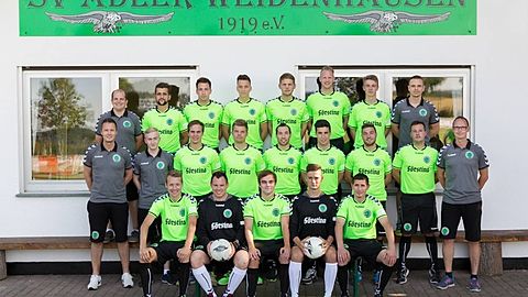 Hintere Reihe v.L.: Spartenleiter Stefan Stederoth, Yannick Herwig, Kevin Walter, Marcel Herrmann, Lukas Schöneberg, Robin Berg, Finn Seifert, CO-Trainer Alexander Henke
Mittlere Reihe v. L.: Erster Vorsitzender Sven Schäfer, Teammanager Nils Henke, Florian Grede, Vinncent Heine, Michael Friedrich, Julian Schreiber, Jannek Friedrich, Teammanager Robin Komorowski, Trainer Claus Brandl
Erste Reihe v.L.: Kevin Schiller, Nils Rüger, Kevin v.d.Weth, Johannes Klottsch, Dirk Sterzing