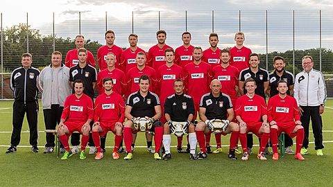 Oben von links: Domenico Tomeo, Fabian Krüger, Christian Wegner, Carlos Garcia Y Montoya, Christoph Wegner, Max Rausch, Johannes Becker
Mitte von links: TW-Trainer Jörg Weidenbach, Trainer Manuel Schmidt, Daniel Simon, Andreas Kreusch, Patrick Bors, Sven Czakalla, Dominik Müller, Markus Krein, Nico Hoffmann, Behaija Karic, Betreuer Jürgen Potter
Vorne von links: Christoph Herff, Murat Koyuncu, TW Jasper Moers, TW Marco Gibson, TW Gerd Steinbüchel, Marc Waldoff, Marco Rennen
Es fehlen: Denis Bernardo, Kevin Bernardo, Florian Trümner,Rocco Leone, Sven Burbach, Tolga Pinar