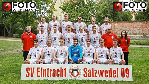 Hier das offizielle Mannschaftsfoto der Saison 2018/19 der ersten Herrenmannschaft des SV Eintracht Salzwedel 09 e.V.

Auf dem Foto:
hintere Reihe von links: Raik Zipperling, Hannes Buchmeyer, Malte Liestmann, Julian Seehausen, Sebastian Heuer, Gregor Roth.
mittlere Reihe von links: Helge Kietzke, Kevin Gebert, Niklas Gille, Stefan Heuer, Jan Plewe, Pascal Kreitz, Enrico Hartung, Antonia Cibis.
untere Reihe von links: Hannes Schreiber, Joey Krüger, Hannes Pietscher, Dennis Röhl, Alf Müller, Marius Wulff, Lukas Biermann.

Es fehlen: Guido Eisenschmidt, Sven Heydemann, Luca Nowak, Denny Liebrecht.

Quelle: Foto-Wiedemann.