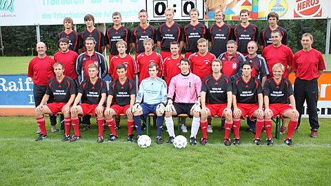 hinten:
Riedl Alexander,Gmach Michael,Riedl Markus,Bachl Michael,Vogl Michael,Hacker Andreas,Koller Wolfgang,Seiderer Christoph,Gmach Josef.
mitte:
Trainer Aschenbrenner Franz,Co-Trainer Kirschenbauer Jürgen, Abtl.Stahl Stephan,Berlinger Michael,Stumreiter Stefan,Aschenbrenner Florian,Vogl Thomas,Rainer Hans,Betreuer Altmann Helmut,TW-Trainer Hamberger Erwin, Physiotherapeut Hamberger Christian.
vorn:
Schmid Martin,Weiß Christoph,Schmid Michael,Brandl Tobias,Graßl Fabian,Klingseisen Max,Rickl Georg,Kotula Irek