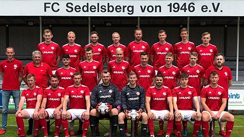Oben links: J. Thien, S. Renken, D. Meemken, M. Renken, P. Vohlken,J-L. Dultmeyer, M. Frerichs, J. Bartjen
Mitte links: Trainer M. Schröder, Co - Trainer D. Thoben, L. Thoben, G. Neugebauer, S. Brundel, H. Kampen, N. Focken, I. Michel, Betreuer M. Schaletzki
Unten links: M. Thoben, A. Müller, D. Reiners, L. Remmers, J. Hüninghake, S. Bayraktarov, N. Moormann, M. Brünemeyer