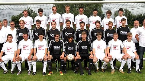 hintere Reiche stehend von links: Johannes Fröhler, Christoph Danner, Josef Fink, Daniel Weigl, Nico Benthin, Stefan Bauer, Stefan Bauer, Matthias Biebl. 
mittlere Reihe von links stehend: 1. Vereinsvorsitzender Franz Bauer, sportlicher Leiter Rüdiger Hügel, Trainer Armin Rank, Stephan Bauer, Christian Blössl, Roman Javurek, Miroslav Manowetz, Florian Roth, Markus Käsbauer, Fabian Bronold, Benedikt Blendt, Mannschaftsbetreuer Peter Dirscherl, Bereichsleiter Herrenfußball Marco Schmidtke. 
vordere Reihe von links: Süri Fedakär, Marco Sandner, Michael Danner, Martin Weiß, Deniz Birol, Fabian Ruider, Sebastian Süss, Korbinian Bronold, Michael Süss. 
es fehlen auf dem Foto: Josef Böhm, Jannik Benz, Tobias Lottner, Christian Lottner, Christian Blum, Tobias Hanauer.
