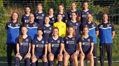 Vordere Reihe v.l.: Pauline Hof, Tarah Nickele, Lisa Kreifelts, Annalena Schumacher, Anna-Lena Kuckertz Mittlere Reihe v.l.: Dennis Löhrer (Co-Tr.), Paul Eckerl (TW-Tr.), Kathrin Hirsch, Dana Petermann, Rebecca Scheer, Hans Ohrem (TR.), Kevin Werner (Co-Tr.) Hintere Reihe v.l.: Jessica Breuer, Lisa Küpper, Chantal Bröcker, Nicola Scheidweiler, Zoe Knoblauch, Vola Finke Es fehlen: Cynthia Bungenberg, Maxi Carlitz, Cassandra Berkele, Mariko Engels, Jill Grießer, Kim Grießer, Michelle Haupt, Buleza Halili, Monique Kratz, Nadine Kronauer, Salma Makhouki, Aaliyah Poschmann, Lea Reuter, Jule Rompf