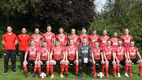 Hintere Reihe, von links: Karsten Pfeiffer (Betreuer), Sven Sohn (Trainer), Nico Köster, Marvin Zinke, Luca Heißenbüttel, Christoph Hotes, Marco Bullmahn, Noah Ley, Rene Nowak, Nino Schulze, Janni Cammann

Vordere Reihe, von links: Leon Humborg, Marco Garner, Torben Grzeschik, Steffen Hotes, Jannis Zinke, Daniel Bolte, Thorsten Vethacke, Dennis Obrebski, Jan Jonashoff 

Es fehlen: Torben Recker (Co-Trainer), Michael Müller & Henning Kammer.