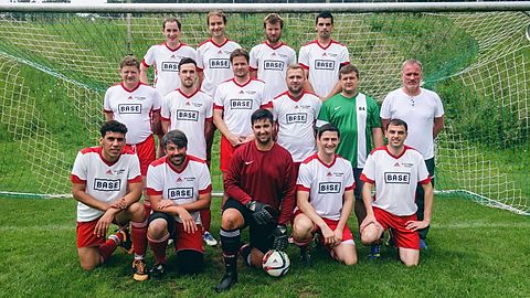 Oben v.l.: Andreas Hertlein, Tobias Hertlein, Marian Wolff, Timo Pfenninger
Mitte v.l.: Uli Fischer, Andreas Belzner, Markus Jungbauer, Stefan Wiedmann, Kewin Reuter, Trainer Jürgen Prüßner
Unten v.l.: Walid Mahamoud Hussein, Stefan Köhnlein, Dominik Schmid, Manuel Naaß, Andreas Weger
Es fehlen: Klaus Böhm, Andreas Wagner, Felix Barta, Stefan Herchenröther, Sebastian Brand, Sartschl Sarhad Jalal, Christoph Amslinger, Rene Stahl, Fabian Näpflein
Foto: Felix Barta