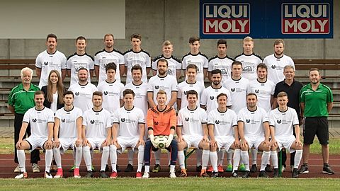 Hinten v.l.: Florian Halsner, Sebastian Heckl, Partick Roth, Benedikt Breitenhuber, Andreas Miehling, Florian Rehm, Niklas Schbeider, Thomas Gehr, Stefan Laumeyer
Mitte v.l.: Josef Weinast, Theresa Benz, Dominik Pfuhler, Johannes Breitenhuber, Maximilian Eberlein, Martin Neuhauser, Christoph Hollinger, Jovan Kecho, Benedikt Vollnhals, Julian Scholl, Hans Benz, Michael Ziegelmeier
Vorne v.l.: Julian Hollinger, Edon Rexhepi, Christoph Thomas, Marc Steingräber, Alexander Benz, Paul Pfuhler, Michael Albrecht, Christian Heckl