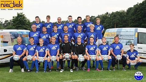 Foto: Sacha Czirr, www.foto-falle.de

Hintere Reihe von links: Marc Wittler, Henrik Eckseler, Daniel Wegwerth, Benedikt Herrmann, Furkan Yilmaz, Janis Ludwig, Mirco Cacic

Mittlere Reihe von links: Torwarttrainer Reinhold Buchzik, Seniorenkoordinator Stefan Mahne, Alexander Schulze, Martin Hahn, Maik Hörnlein, Malte Gruner

Vordere Reihe von links: Trainer Mike Wahsner, Michel Dennin, Marcel Landgraf, Frank Rott, Julian Gebken, Patrick Heckel, Marc Hoffmann, Fabio Schiprowski, Co-Trainer Christian Lyko, Lars Trapp


Es fehlen: Malte Hawerkamp, Florian Helmke, Yves Grützner, Tobias Neundorf, Tim Neundorf, Tim Oliver Epke, Jan Gruner