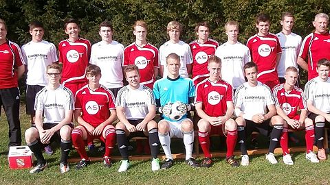 h.v.l. Trainer Detlef Vollmer, Benjamin Fey, Louis Behler, Patrick Scheele, Christoph Seeger, Maxi Werner, Benjamin Fahrenbruch, Louis Gabor, Dennis Lumm, Kai Ordowski-Schroth , Trainer Jörg Lumm

v.v.l. Andreas Behr, Maikel Eberhardt, Chris Mucha, Pascal Vollmer, Felix Schmidt, Marius Theis, Robin Buhre, Marcel Lange

Es fehlen: Tobias Wurmstein, Daniel Duthe