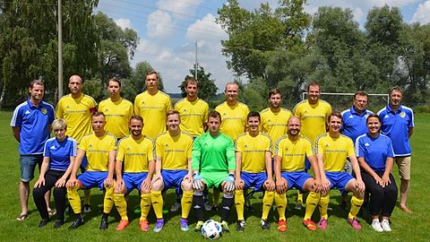 Stehend vo. li.: Betreuer Andreas Holzer, Alex Hofmann, Trainer Manuel Böhm, Denny Kosmowski, Rafael Hähnel, Dennis Dorfmeister, Michael Woletz, 1. Vorstand Josef Beck, 2. Vorstand Paul Flexeder.
Sitzend vo. li.: Betreuerin Sophia Wandinger, Co-Trainer Alex Großschedl, Michael Scheibel, Mario Freymadl, Christian Graf, Felix Seidl, Sebastian Maidl, Johannes Fischer, Betreuerin Carina Sperl.
Es fehlen: Stefan Seidl, Marco Karg, Simon Lösl, Michael Pledereder, Roland Huber, Dirk Schmöckel.