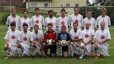 Hinten von links: Patrick Bindl, Christos Christopulos, Helmut Reichl, Markus Schlappinger, Waldemar Smyk, Hans Berger, Vadim Siemens, Manuel Soska
Vorne von links: Sergej Busch, Florian Breinl, Daniel Koller, Christian Tafelmeier, Herbert Saliter, Josef Graf, Martin Vollmar, Mathias Enzinger