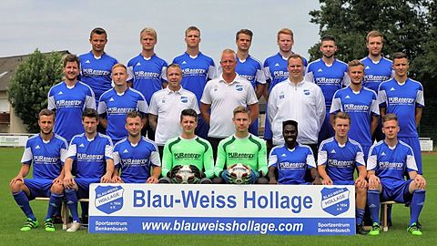Hinten v. l.: Timo Witte, Patrick Kollenberg, Tom Kleinbuntemeyer, Timon Lübben, Patrick Ballmann, Philip Opitz, Daniel Lutzer
Mitte v. l.: Daniel Wiesner, Yannick Strößner, Co-Trainer Dennis Schevemann, Trainer André Strößner, Betreuer Marius Kessens, Niklas Lübben, Tristan Siemon
Vorne v. l.: Sebastian Lübben, Nicolas Lanwert, Adrian Kroop, Ben Griesmann, Philipp Brockmeyer, Neils Essel, Mathis Voßgröne, Rene Lücke
Es fehlen: Joscha Behrens, Lucas Bovenschulte, Alexander Rodefeld, Mirko Wulftange, Torwart-Trainer Tobias Lanwert, Teammanager Günther Ballmann