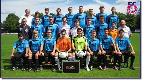 oben v.l.n.r. 

1. Vorstand Wilhelm Bacher, Mike Frycer, Fabian Lanzinger, Dardan Jasigi, Sebastian Gerum, Mattias Hagen, Sebastian Kalkbrenner, Christoph Finsterwalder, Burak Arman

mitte v.l.n.r.

Trainer Stefan Sirch, Vincent Aumüller, Maximillian Murphy, Dennis Da Silva, stv. Pressesprecher Marcel Baum, Stefan Steiner, Sebastian Müller, Physio. Rauner Sofia, Betreuer Wilhelm Jauernig

sitzend v.l.n.r.

Tolga Yaman, Julian Völkel, Christian Merk, Sebastian Pütz, Marco Gratzke, Dennis Sausgruber, Jan Plesner, Marco Sütterlin

es fehlen: Patrick Mayer, Georg Rothenfußer.