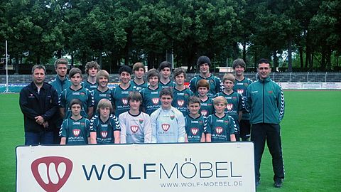 hintere Reihe: Co-Trainer Felix Waigand, Nicolai Wirth, Fabio Feidel, Willi Winter, Andreas Lutz, Fabio Reuß

mittlere Reihe: 1. Vorstand Markus Wolf, Lennart Seufert, Manuel Bartsch, Eren Özdemir, Lukas Illig, Pascal Zehe, Jonas Schmitt, Julius Böhm, Trainer Stefan Greubel

vordere Reihe:  Lucas Fleischmann, Joshua Endres, Max Kümmet, Kilian Brätz, Dominik Halbig, Yannick Deibl


es fehlt: Wolfgang Illig (Co-Trainer)