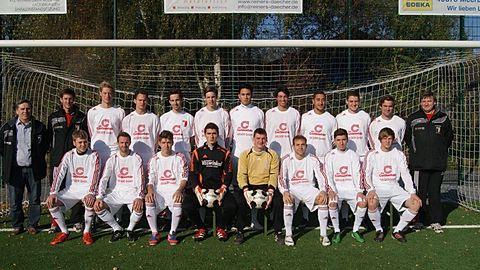 Oben v.l.n.r. Karl-Theo Wellmann, Michael Hecker, Jan Herrmann, Dominik Blömer, Tobias Hambloch, Henrik Götzen, Kevin Lehr, Sven Schröllkamp Aykut Tufan, Frederic Klausner, Johannes Feldges, Hans-Jörg Schröder
Unten v.l.n.r. Daniel Beckers, Andre Platen, Dennis Koradej, Dennis Weber, Kevin Kruse, Nick Marbach, Tobias Wimmers
Es fehlen: Stefan Ludwig, Ruben Dewey, Andreas Steinfort, Daniel Taibbi, Bernd van Hees, Florian Kesselhut