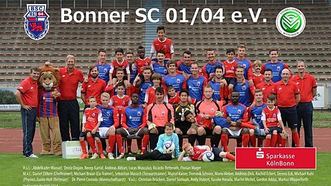 Die erste Mannschaft des Bonner SC in der Saison 2015/2016 mit Spielern der U10 und der U14, eine Idee von Cheftrainer Daniel Zillken, um den Zusammenhalt im Verein zu symbolisieren.
Foto: rheinzoom.photo Boris Hempel