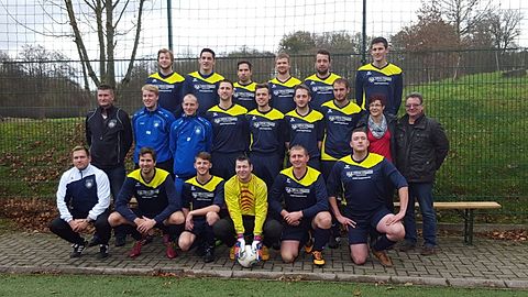 hintere Reihen von links nach rechts:
Jens Siebigteroth, Philipp Wonnerth, Michael Gadomski, Felix Böhmer, Louis Vieten, Nils Wunderlich,
Mitte von links nach rechts: Jürgen Schrewe (Vorsitzender), Fabian Mühlpfordt, Patrick Schmitt, Christian Weigandt, Janek Neuber, Mario Schmidt, Tobias Pickardt, Sponsor Oliver Schmidt mit Ehefrau
vordere Reihe von links nach rechts: Trainer Jens Petersen, Mario Kulbach, Oliver Richter, Kevin Frick, Viktor Blaschke, Nicolas Ottersbach

es fehlen: Werner Wagner, Jürgen Lindner