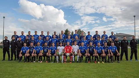 H. Reihe v.l.: Nils Schmied, Stefan Schätzel, Dominik Mei, Tim Ackermann, Florian Wilhelm, Luca Backes, Alexander Herz, Sebastian Gebel, Louis Rauber, Lucas Finkler, Marius Bauer, Bixente Amberger, Tim Finkler, Pavel Novik, Marius Veit
M. Reihe v.l.: Christian Jung (Trainer), Jan Philipp Leonhard (Betreuer), Hans-Werner Bauer (Torwarttrainer), Stefan Pilz (Torwarttrainer), Yanick Thiel, Tim Schorr, Maik Haupenthal, Felix Bernhardt, David Osieka, Moritz Barth, Lars Bernhardt, Maximilian Diehl, Philipp Marx, Marius Jung, Henning Leonhard, Celine Senzig (Physio), Marvin Niesen (Betreuer), Dominik Schmidt (Betreuer), Fabian Arend (Trainer)
V. Reihe v.l.: Maximilian Schneider, Yannik Paulus, Eduard Amariei, Dustin Rohrschneider, Julian Pilger, Ilyas Kocak, Marco Lencioni, Leon Korb, Philipp Morsch, Jonas Riefer, Idris Lataev, Nicholas Pilger, Kevin Niesen
Es fehlt: Felix Bank, Max Emter, Jan Herder, Janek Kunz, Marek Kunz, Daniel Metzger, Yannic Müller, Arian Sänger, Nicola Wilhelm