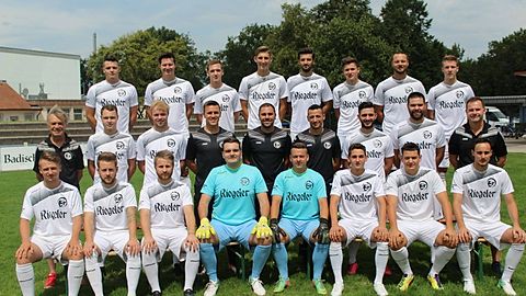 hintere Reihe von links: Fabian Minke, Florian Grafmüller, Sebastian Ehlert, Niklas Fross, Bardhyl Mehmeti, Nikolai Hild, Alexander Schmidt, Freddy Österreicher.
Mitte von links: Betreuer Klaus Nestler, Marcel Heidenreich, Max Siegel, Co-Trainer Thorsten Sillmann, Cheftrainer Pascal Spöri, Co-Trainer Hosain Tahiri, Burak Pamuk, Fabio Saggiomo, 1. Vorstand Thomas Hodel
vordere Reihe von links: Fabian Heckel, Christian Löffler, Tobias Löffler, Daniel Dervoz, Janik Risch, Dennis Kern, Florian Rees, Hanno Förtner