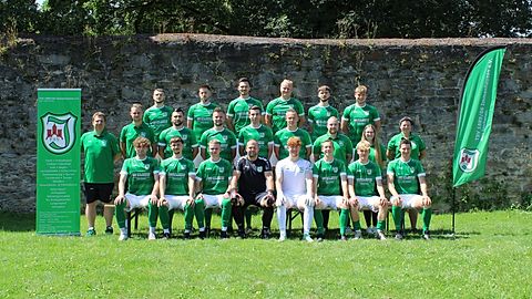 Hintere Reihe von links: Toni Mitrovic, Dennis Kastrop, Nils Hellwig, Arne Habisch, Colin Schöps, Maurice Mündelein
Mittlere Reihe von links: Christian Exner (Abteilungsleiter), Marco Schneider (Trainer), Ivan Montero Rodriguez, Roman Sedmera, Max Busch, Bastian Jenzowski, Pascal Göhl (Co-Trainer), Leonie Beier (Physiotherapeutin), Julia Zeuner (Betreuerin)
Vordere Reihe von links: Pascal Kopp, Steven Schöps, Leon Beilstein, Andy Rehrmann, Sören Enders, Timo Bülte, Fiete Römer, Oliver Speer